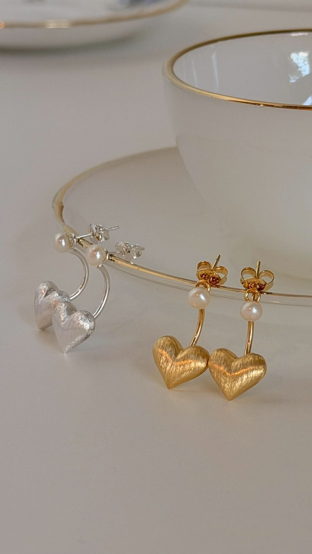 S905 珍珠柔霧愛心厚磅純銀耳針 Pearl Embrace2