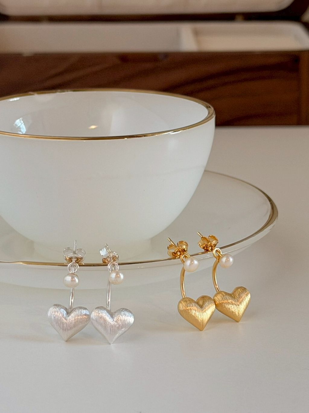 S905 珍珠柔霧愛心厚磅純銀耳針 Pearl Embrace4