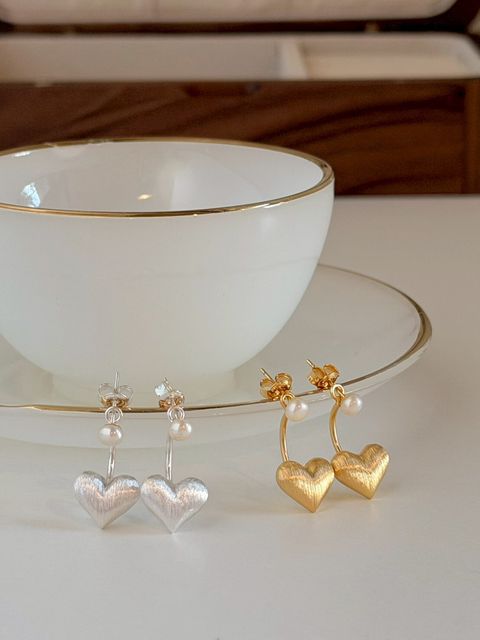 S905 珍珠柔霧愛心厚磅純銀耳針 Pearl Embrace4