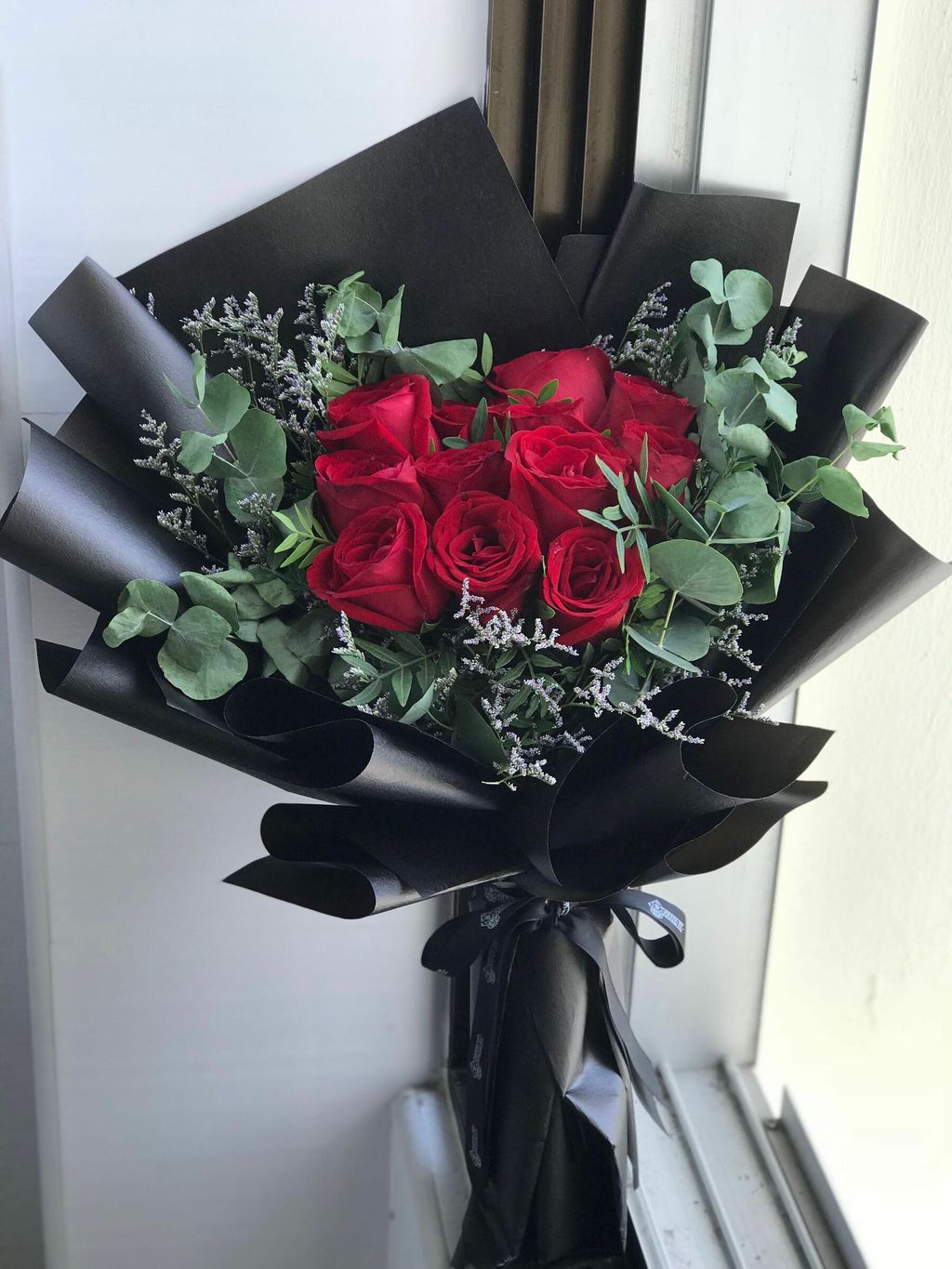 12_red_roses_with_black_paper_wrapper_hand_bouquet_1534060393_f73b8f3d