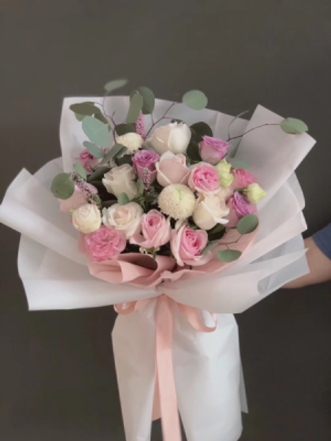 pink-white-roses-bouquet-5d008299e8bc2.300