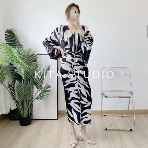 FLEUR Pleated Kaftan in Black