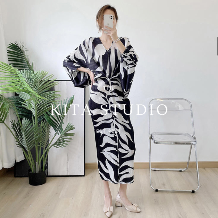 FLEUR Pleated Kaftan in Black