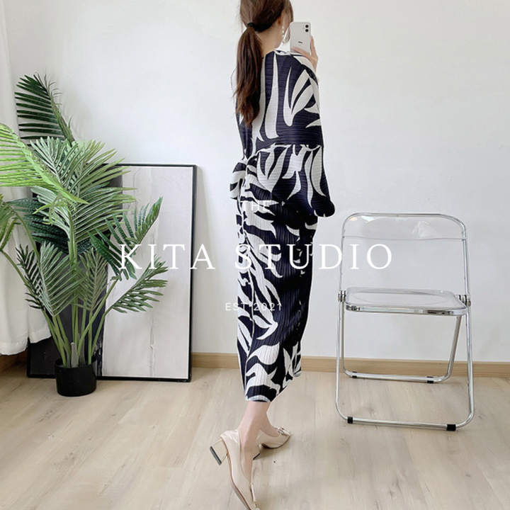 FLEUR Pleated Kaftan in Black