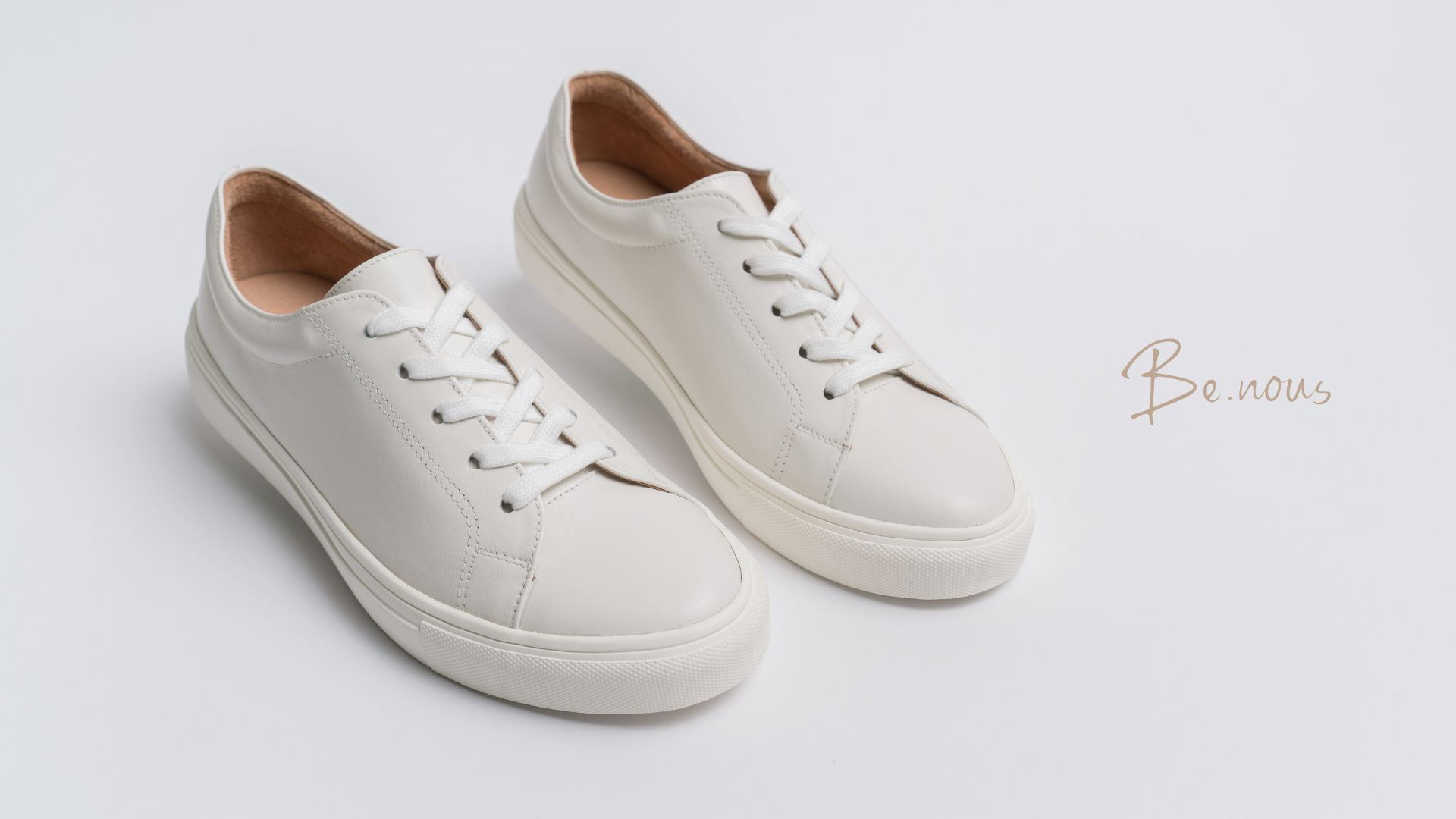 【鞋眼片】採雙層皮革增固，提升整體穩定度 新增，讓行走時鞋舌更服貼不位移 【腳後跟】與【踝口處】調整結構設計，增加層次感 (13)