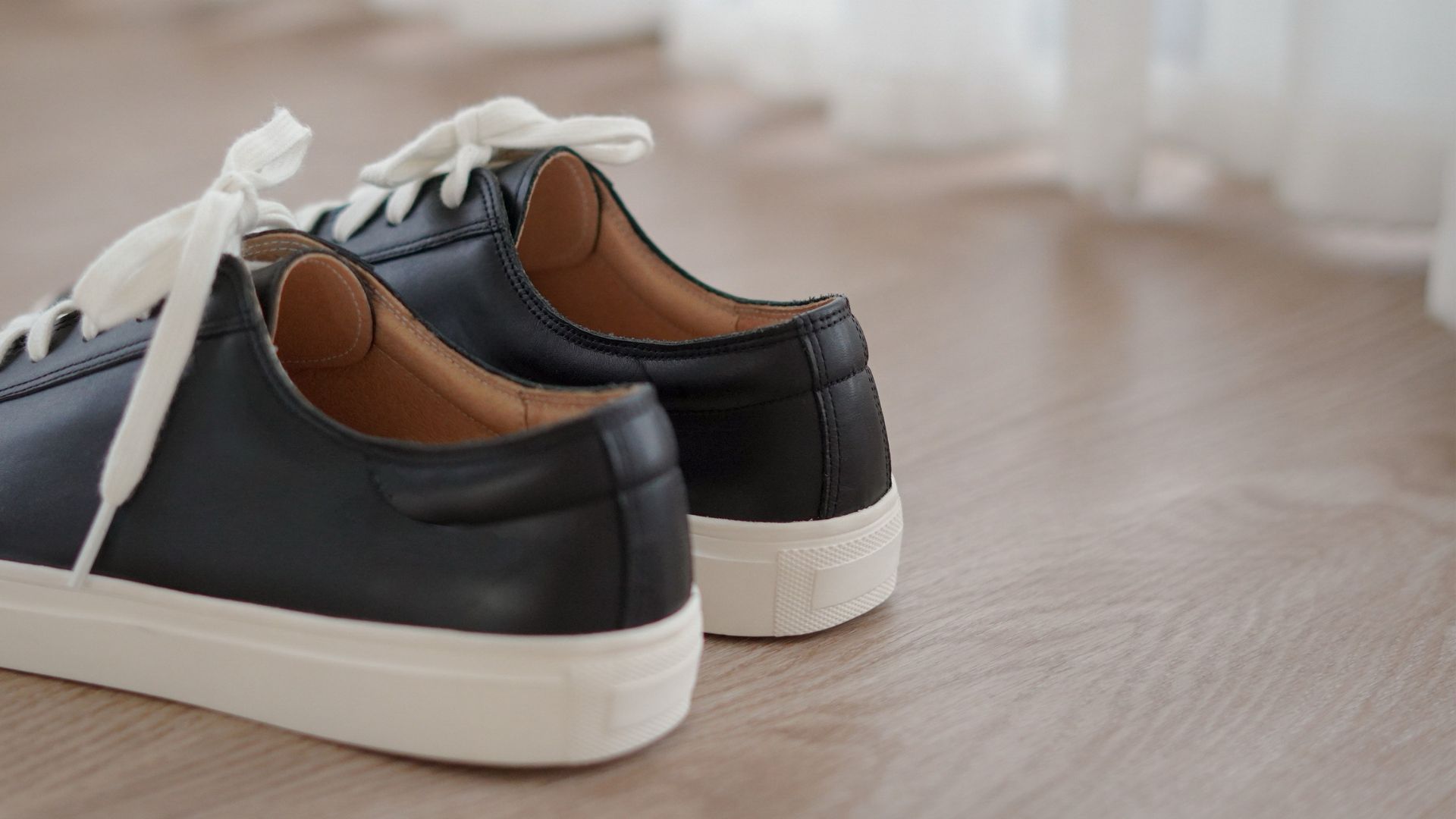 【鞋眼片】採雙層皮革增固，提升整體穩定度 新增，讓行走時鞋舌更服貼不位移 【腳後跟】與【踝口處】調整結構設計，增加層次感 (16)