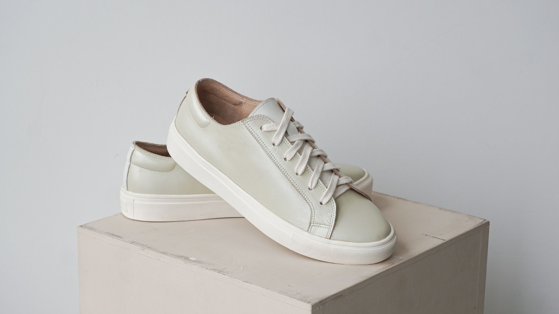 【鞋眼片】採雙層皮革增固，提升整體穩定度 新增，讓行走時鞋舌更服貼不位移 【腳後跟】與【踝口處】調整結構設計，增加層次感 (18)