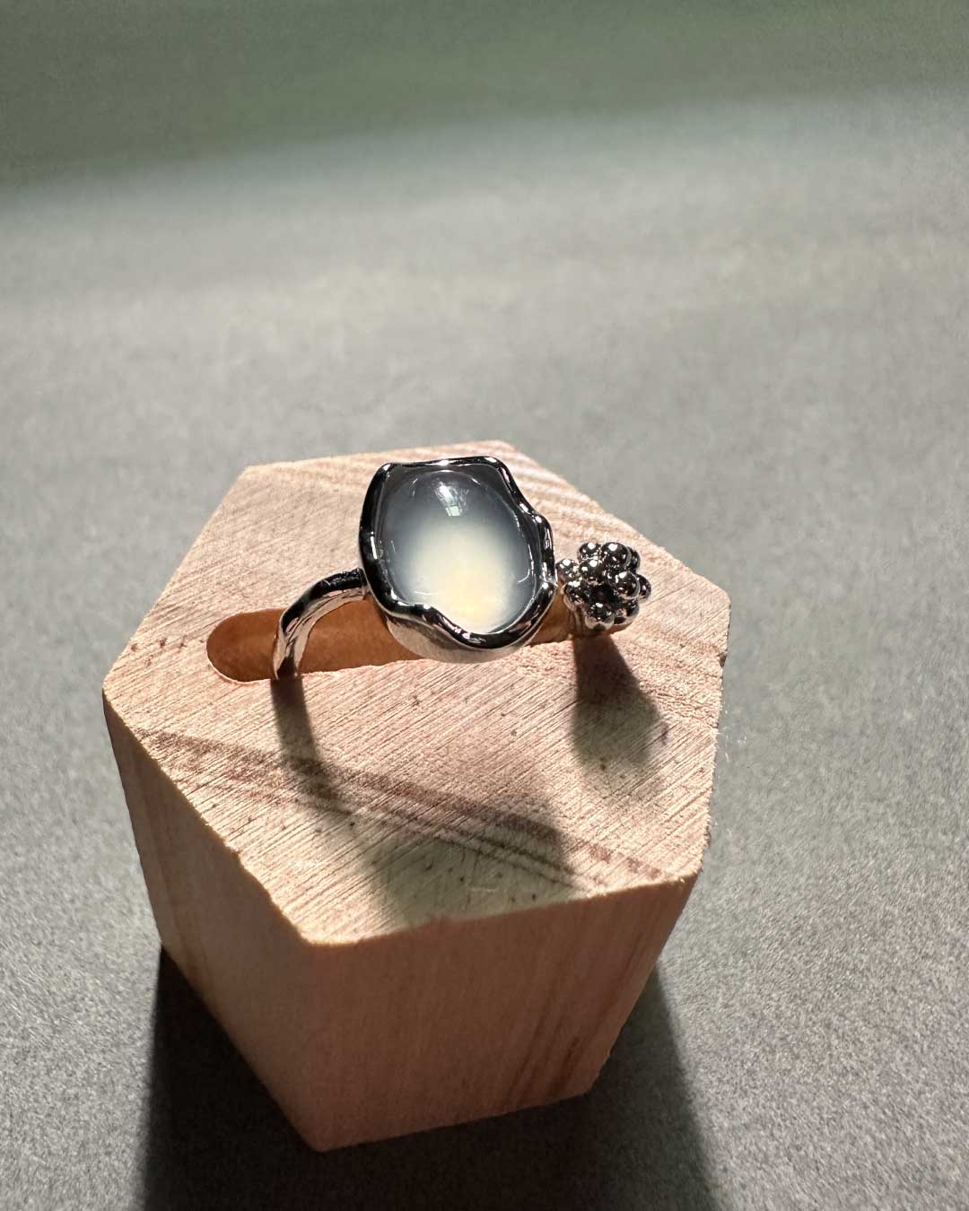 貓眼石純銀花朵開口戒指，晶透設計呈現優雅氣質與靈性能量