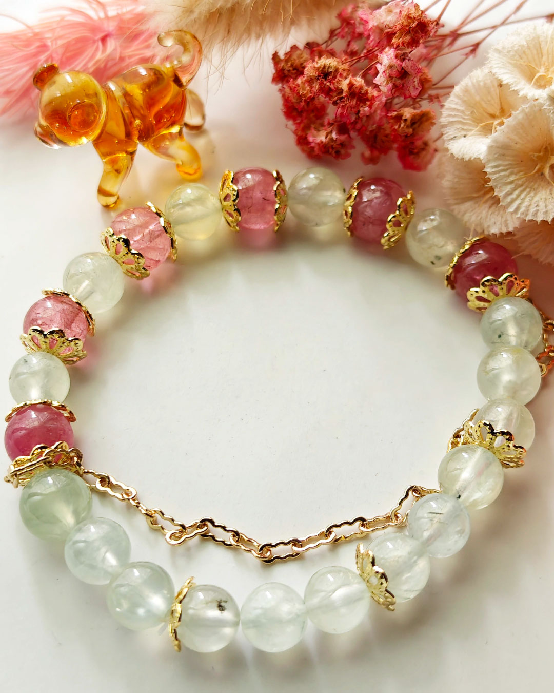 crystal-strawberry-peridot-bracelet 晶透草莓橄欖石水晶手鍊展示，展現柔美魅力與靜定氣質