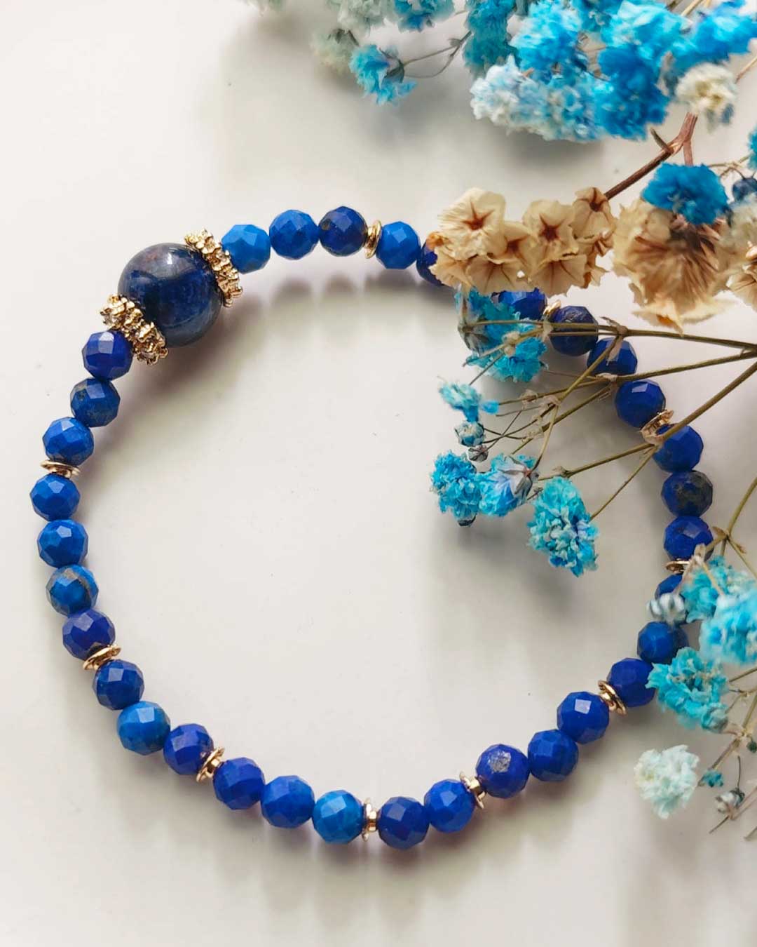  crystal-lapis-lazuli-blue-gem-bracelet 青金石切面水晶手鍊，展現神秘深藍色澤與金珠點綴，提升智慧與穩定氣場能量