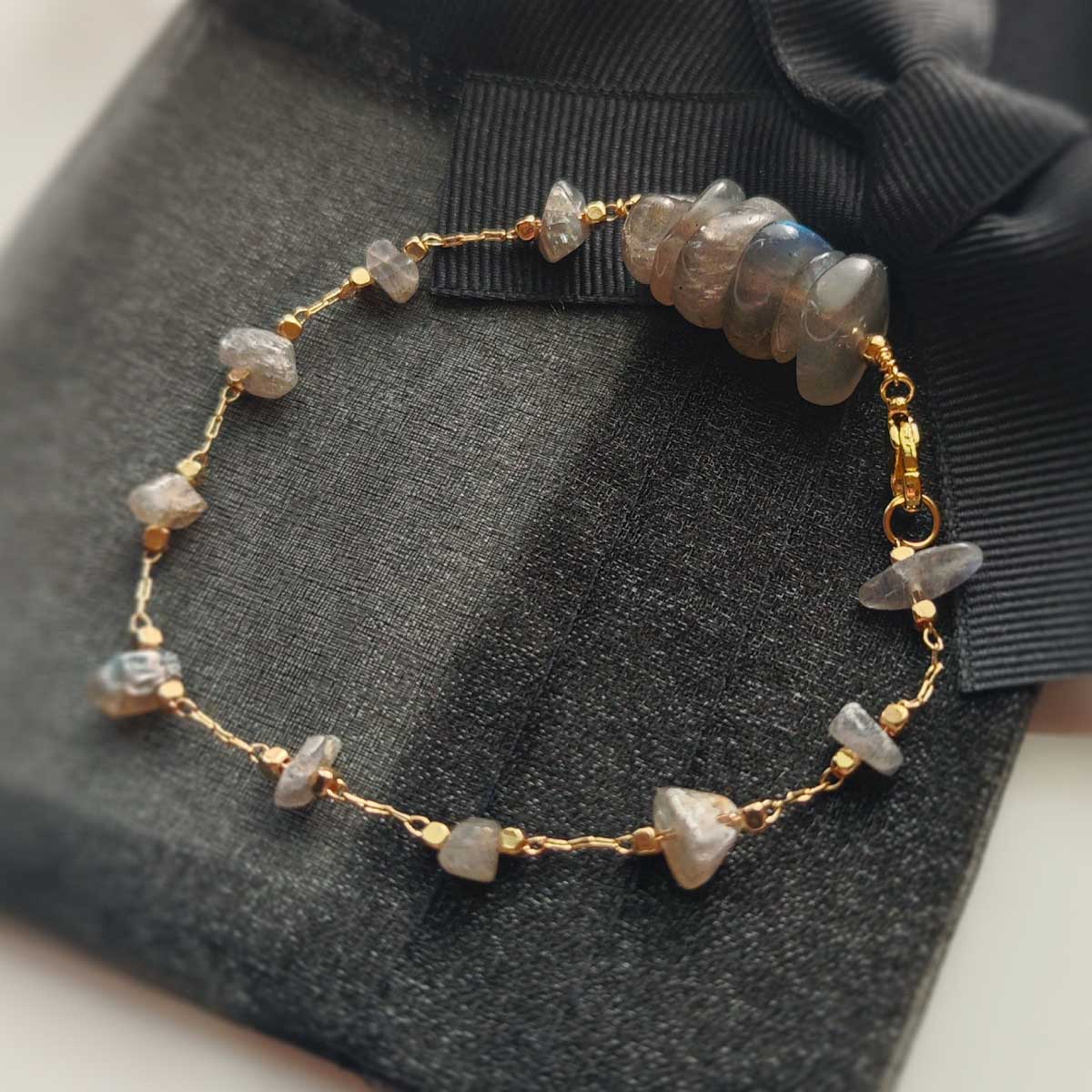 灰藍拉長石鏈手鍊金色鏈身襯托出天然石的柔光，展現平靜與優雅氛圍。