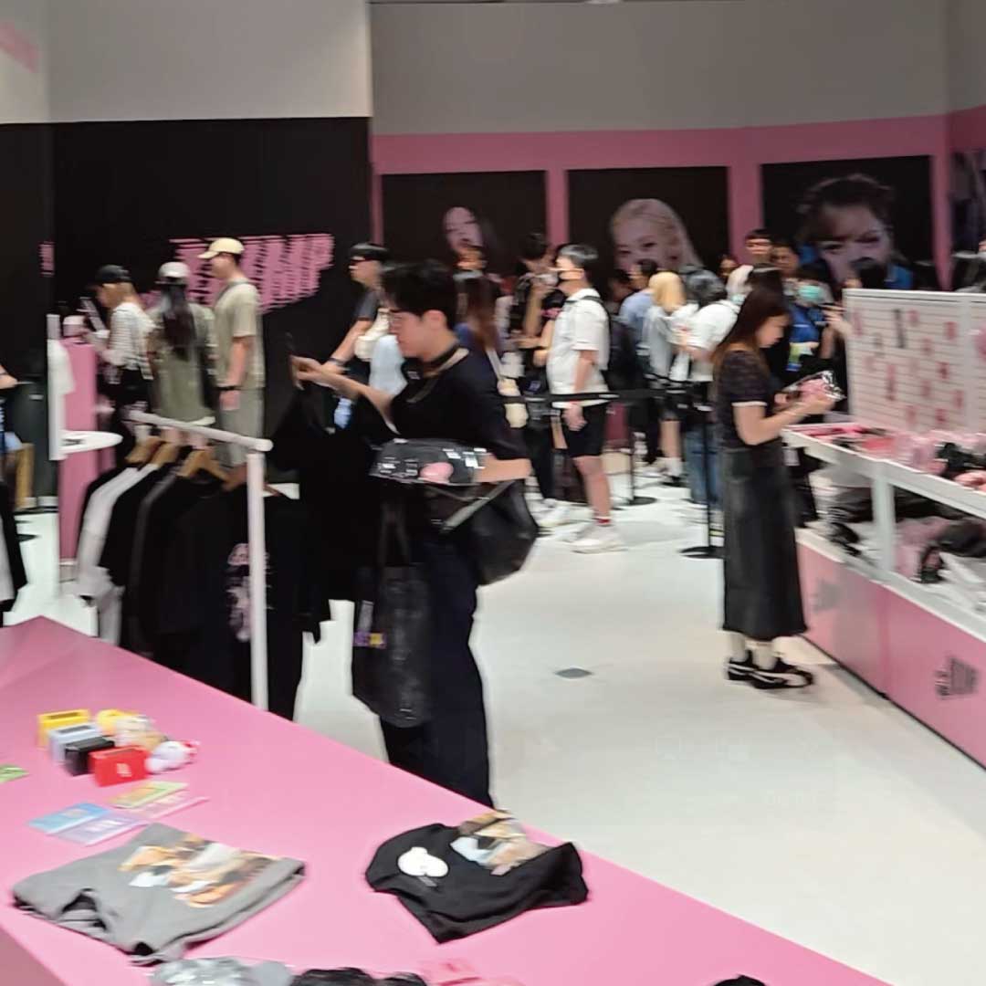 BLACKPINK 快閃店牆面與成員形象展示區,店內粉黑配色設計。