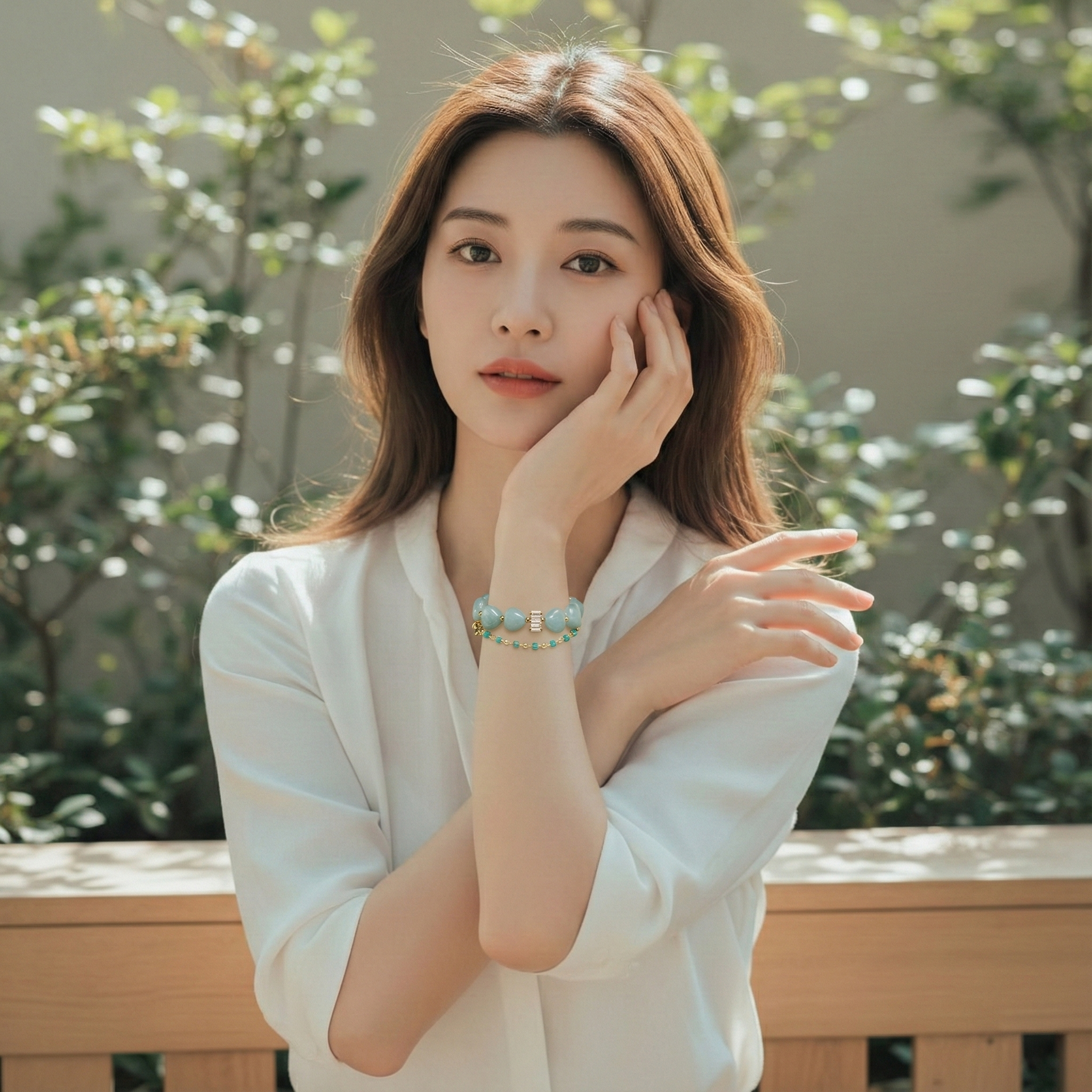 模特兒在自然光下配戴天河石愛心雙鍊手鍊,呈現清新氣質與藍綠色水晶的柔和光澤