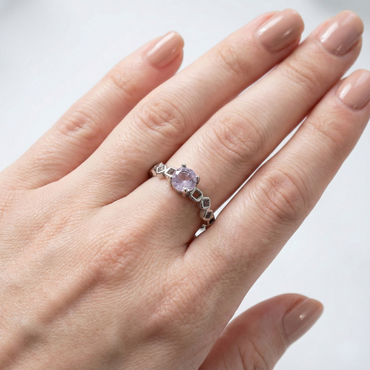 柔光紫鋰石經典銀戒指實際配戴圖,淡紫色紫鋰石呈現溫潤光澤,搭配幾何銀飾戒身設計,展現優雅氣質與日常療癒風格