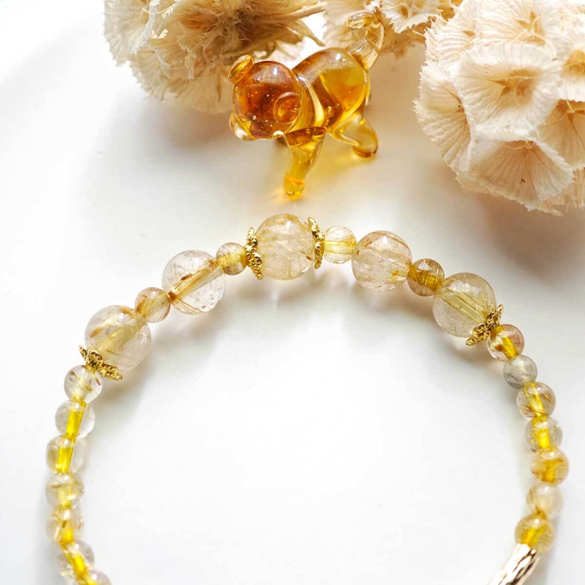 鈦晶近拍，象徵財富流動