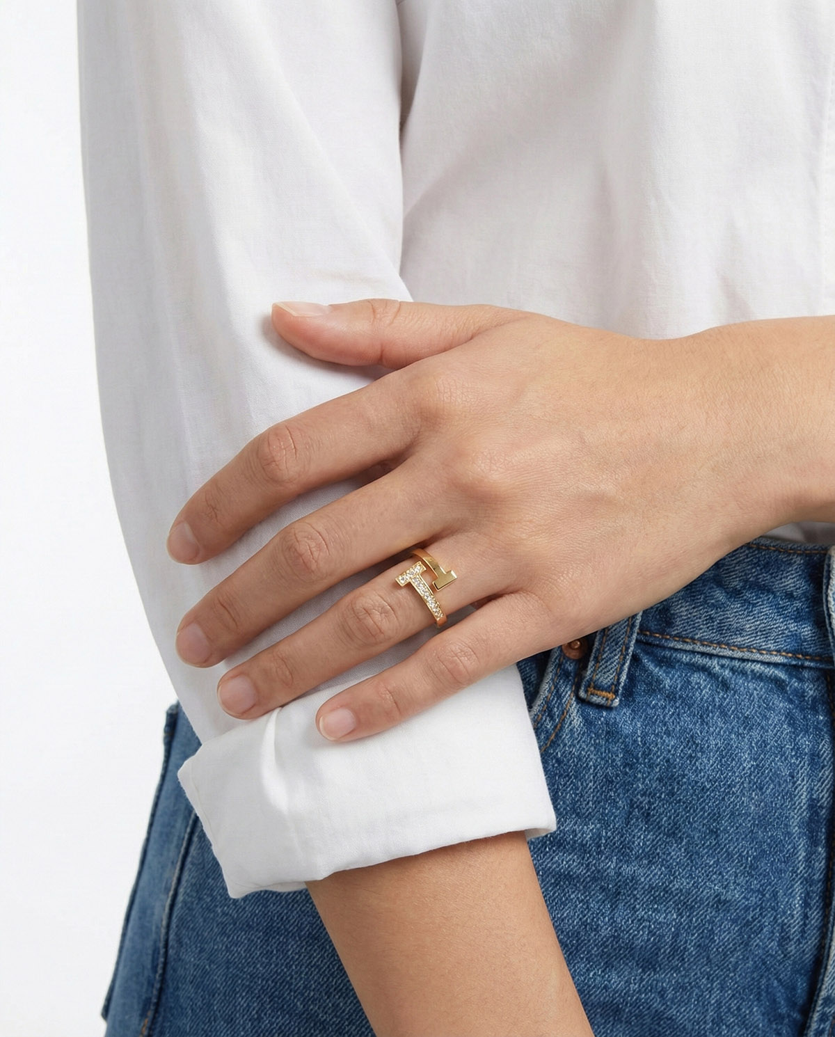 金色 T 字水鑽開口戒指穿搭示意,搭配白襯衫與牛仔褲,呈現俐落日常風格