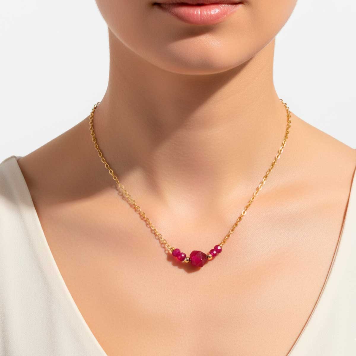 真人女性模特兒配戴紅色切割水晶金色細鍊項鍊,項鍊自然垂墜於鎖骨中央位置