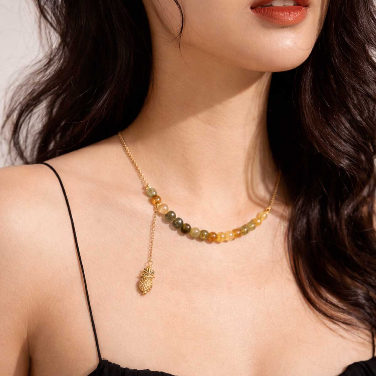 真人配戴金鳳綠碧璽項鍊,天然圓珠搭配金色鍊條與鳳梨垂墜,垂落於鎖骨間的日常穿搭效果