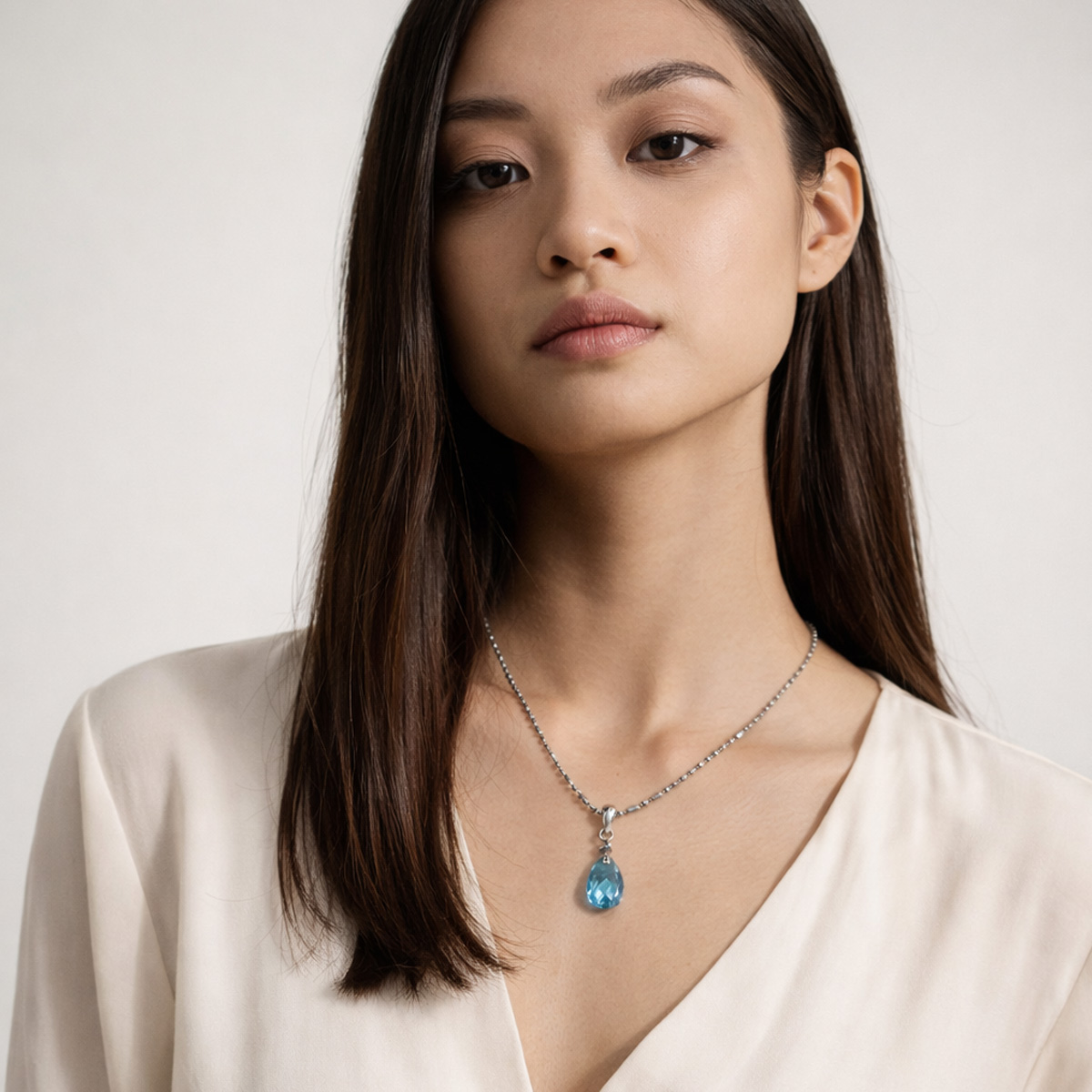 aquamarine-teardrop-necklace-model-style