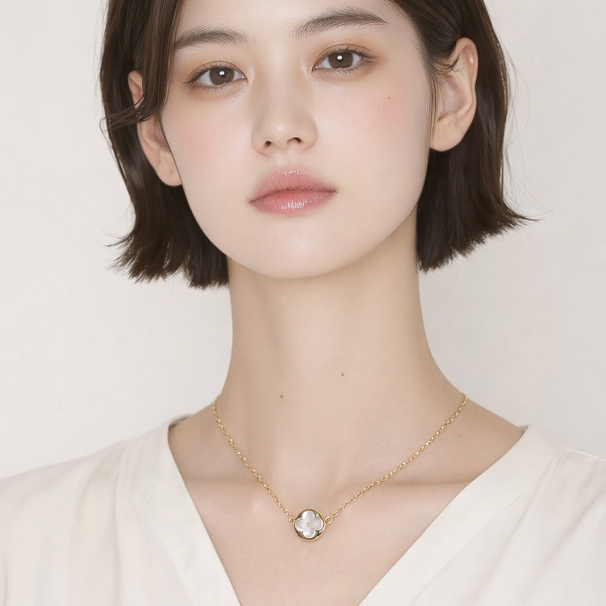 natural-shell-four-leaf-clover-necklace-model-wearing