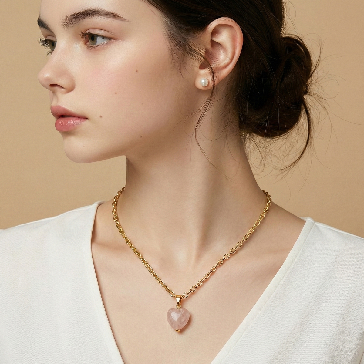 櫻花晶月光石愛心水晶項鍊真人配戴情境，側臉視角呈現項鍊長度與風格