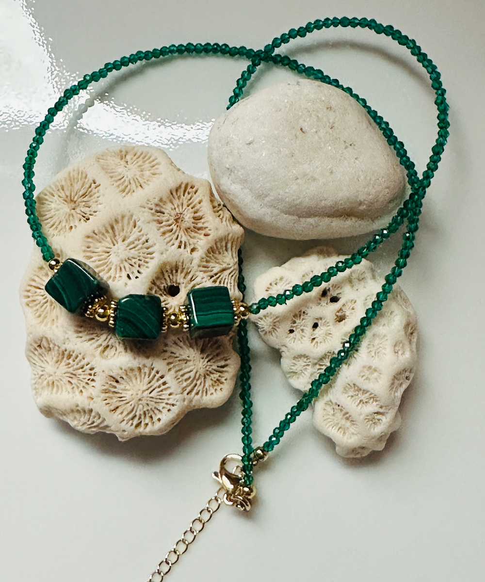 孔雀石綠玉髓項鍊平拍照，方塊造型綠玉髓搭配金色隔珠，置於天然石材背景，呈現情緒穩定與溝通順暢的日常風格