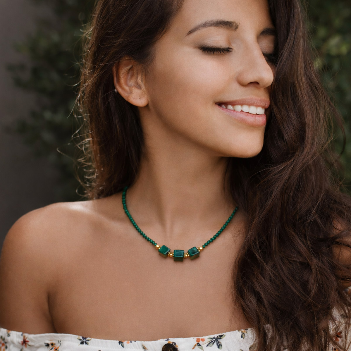 女性佩戴孔雀石綠玉髓項鍊示意，三顆方塊綠玉髓搭配細珠鍊，呈現自然優雅的日常佩戴風格