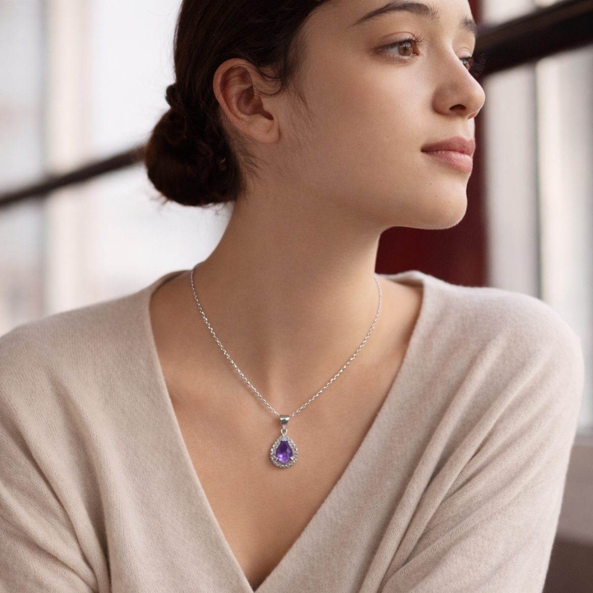 紫水晶水滴鑲鑽能量項鍊實際配戴示意，紫水晶吊墜垂墜於鎖骨位置，展現優雅日常穿搭比例