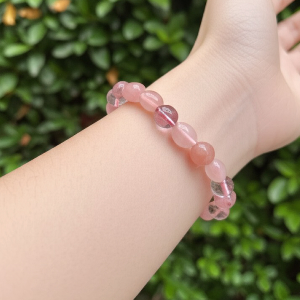 天然粉晶紫水晶原石手鍊實際配戴示意,粉色粉晶與紫色紫水晶搭配,呈現柔和日常風格