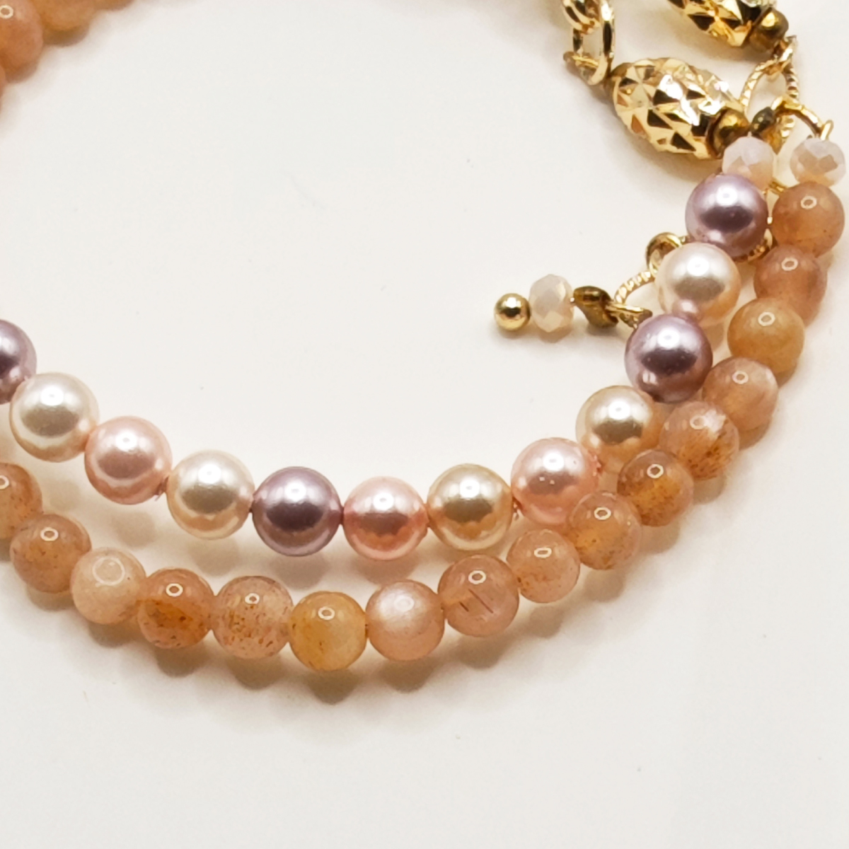 太陽石與多色珍珠雙層手鍊細節,呈現自然礦石紋理與柔和珍珠光澤