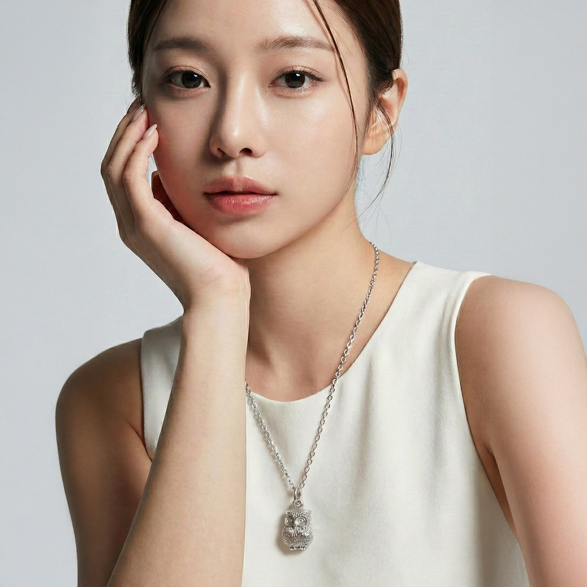 真人模特兒配戴銀雕貓頭鷹項鍊，墜飾自然垂墜於鎖骨中央，呈現日常佩戴比例