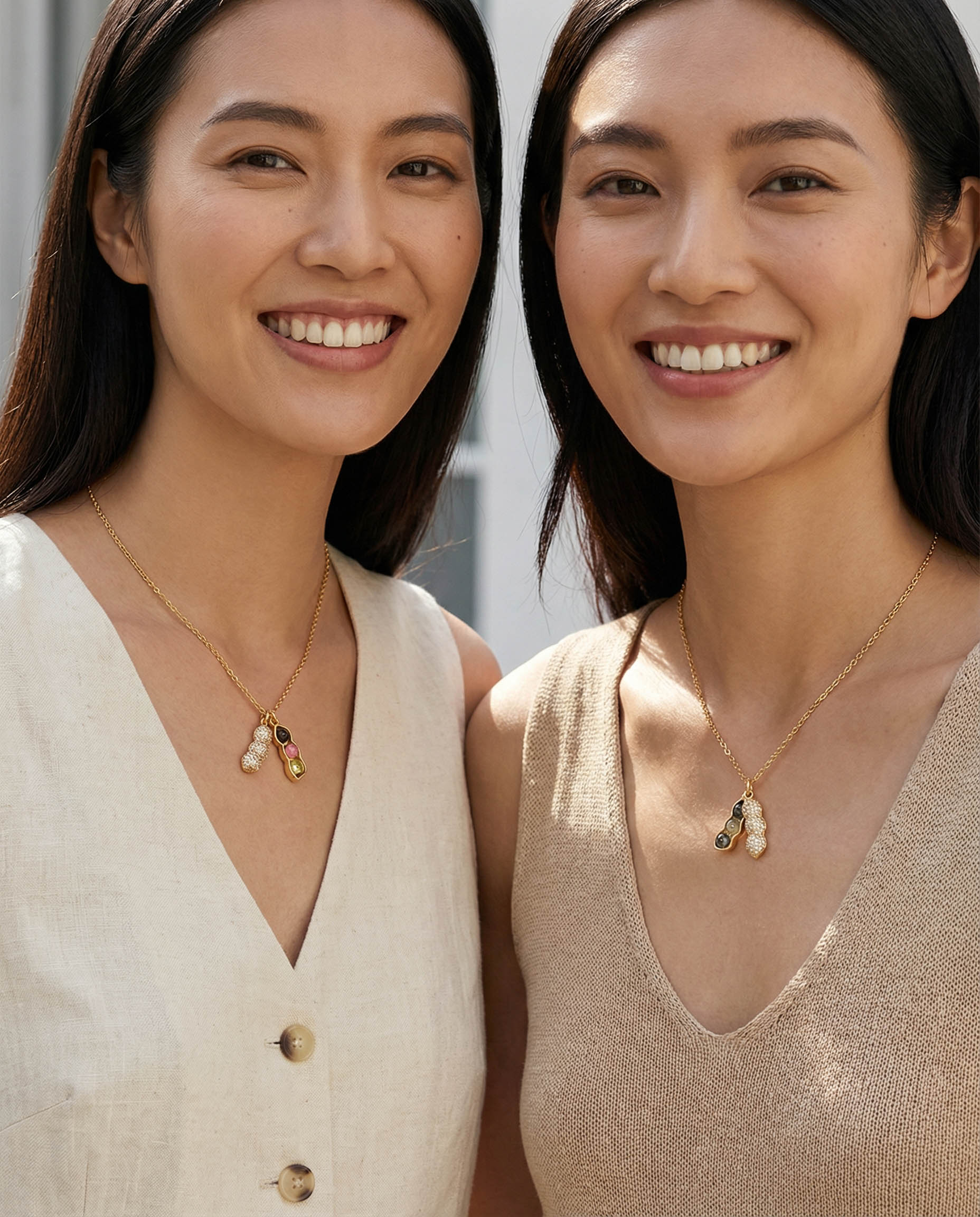 兩位女性配戴多彩螢石花生雙墜項鍊的日常情境照，金色鍊條搭配花生造型雙墜，呈現自然簡約穿搭風格