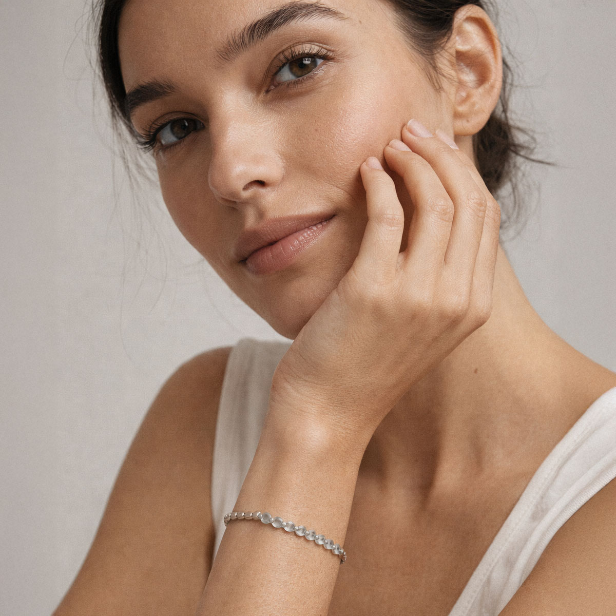 女性日常造型配戴藍磷石晶透銀環手鍊,清透藍色水晶襯托安定氣質,適合日常專注與生活陪伴