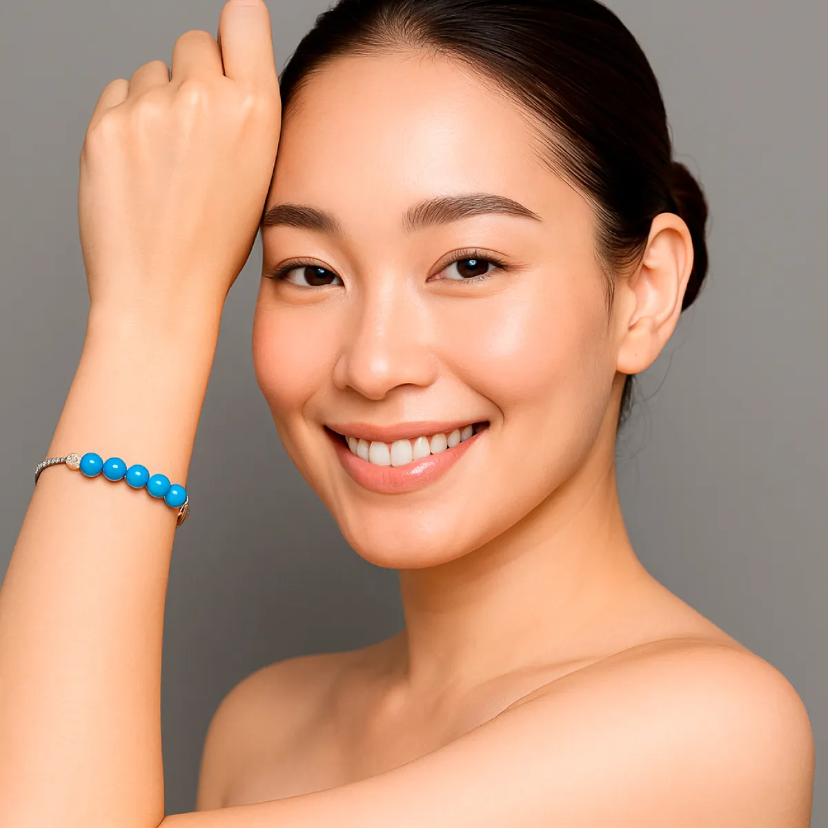 女模特兒手上展示戴海藍寶銀環氣質加分