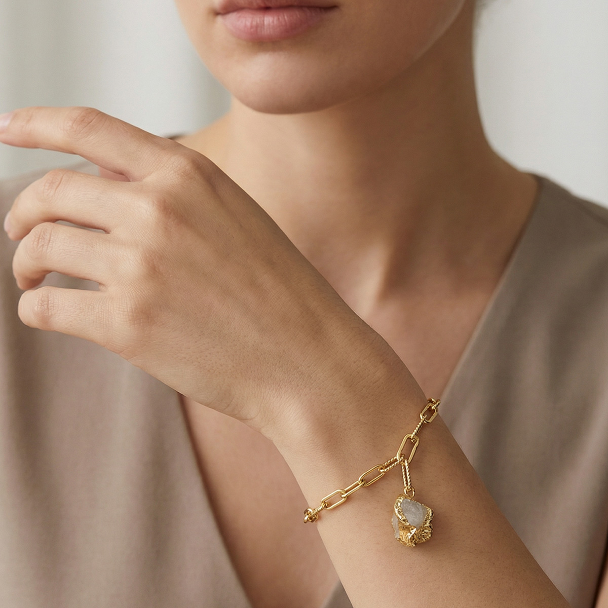 模特兒配戴天然原石白水晶金鍊手鍊,搭配簡約V領服裝,呈現日常優雅穿搭氛圍