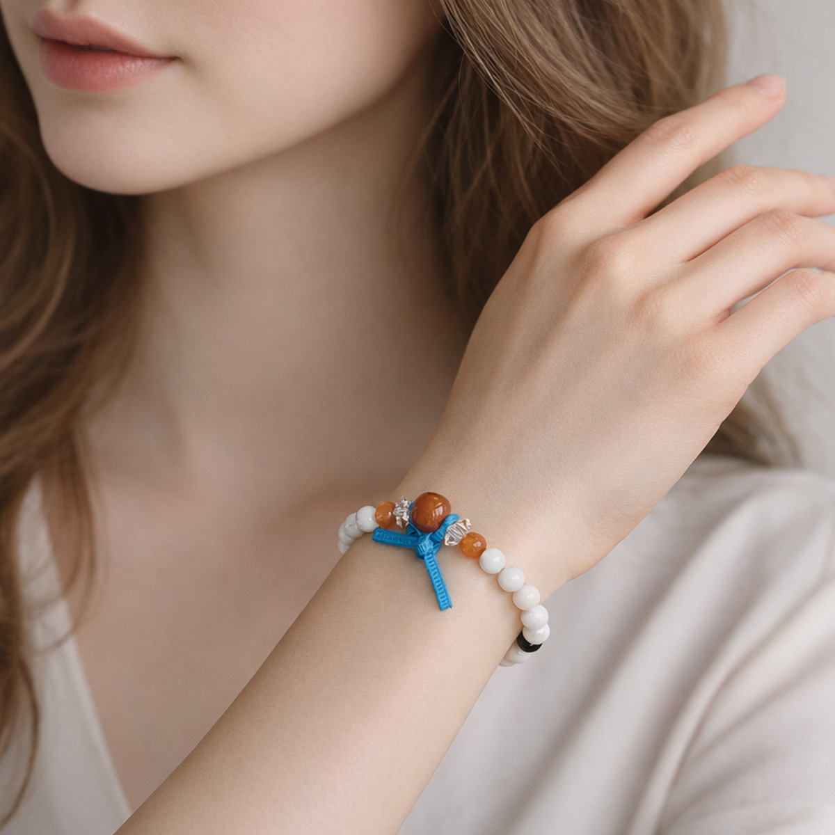 white-trid真人手腕配戴天然白硨磲手工緞帶手鍊,白色穿搭下呈現清爽柔和的日常佩戴風格