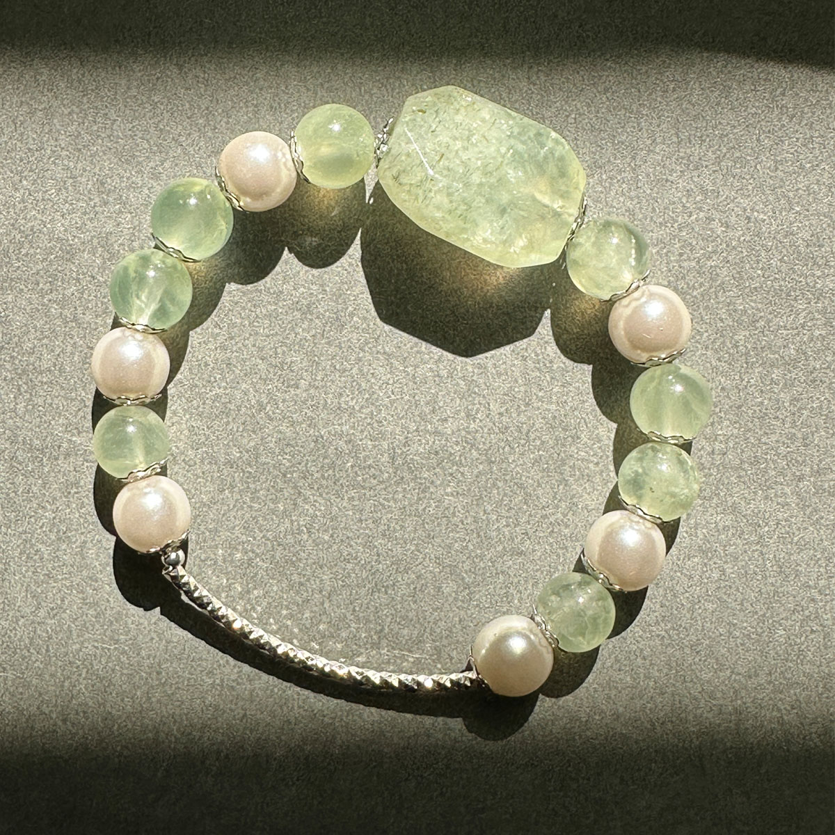 peridot-pearl-bracelet-close-up-wrist