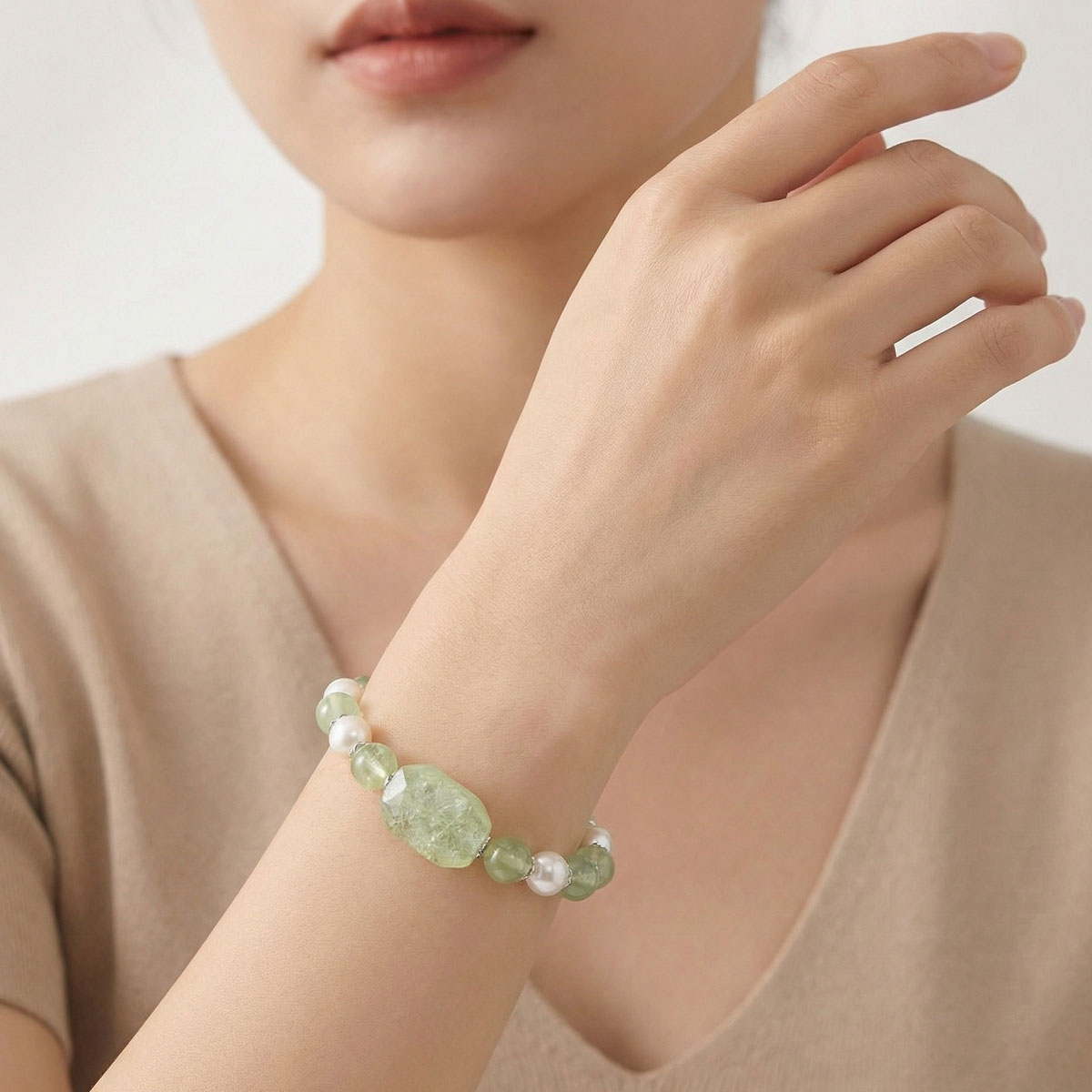 peridot-pearl-bracelet-wearing-natural-style