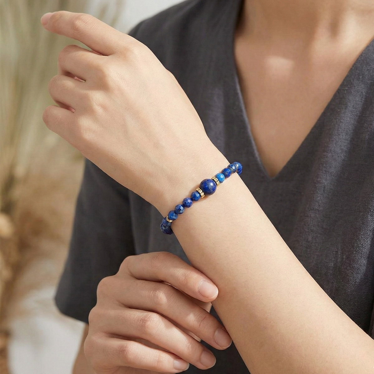 深藍青金石水晶手鍊於日常情境中配戴，沉穩藍色與簡約服裝搭配，呈現安定內斂的生活風格