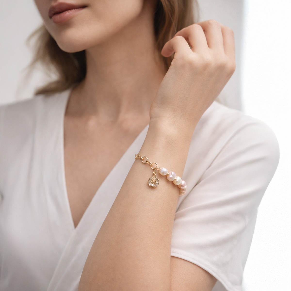 法式玫瑰水鑽珍珠手鍊配戴示意,女性日常穿搭手腕實拍,淡粉珍珠與水鑽墜飾低調點亮整體造型