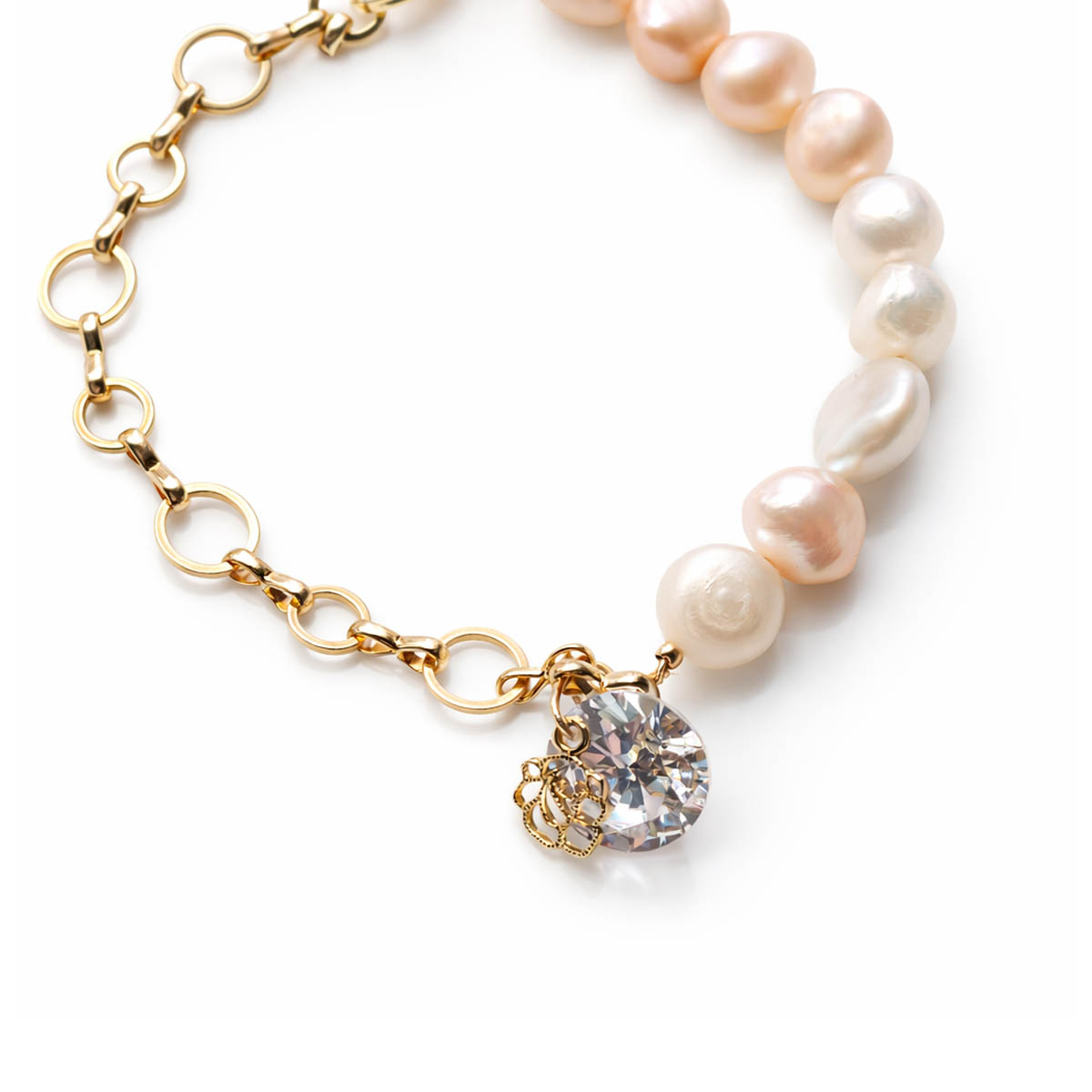 法式玫瑰水鑽珍珠手鍊白底商品照,天然淡水珍珠與玫瑰金鏈條設計,適合日常與優雅穿搭的珍珠手鍊