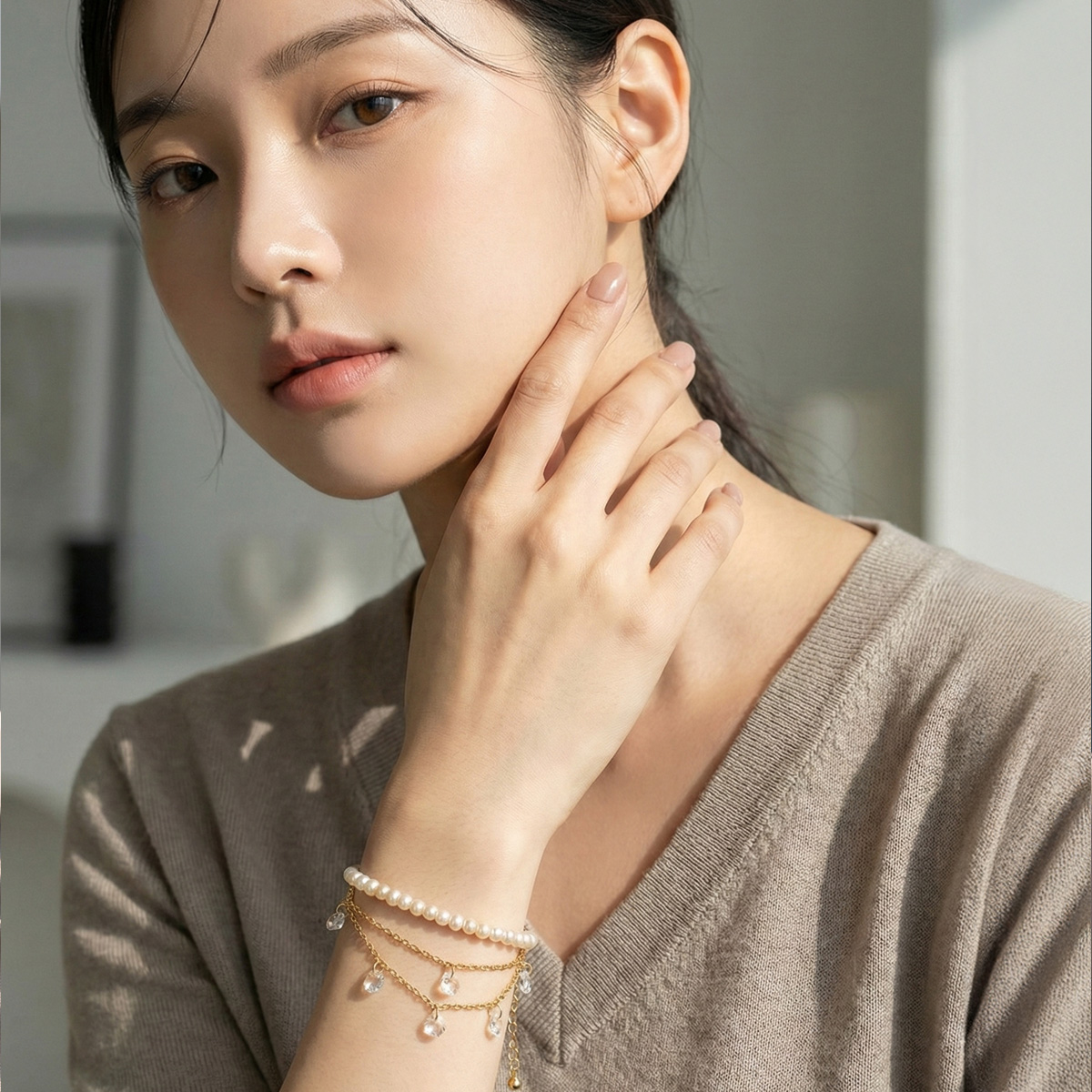 模特兒自然光配戴法式珍珠水鑽手鍊，低調珍珠與水鑽隨手腕擺動，展現日常優雅氣質