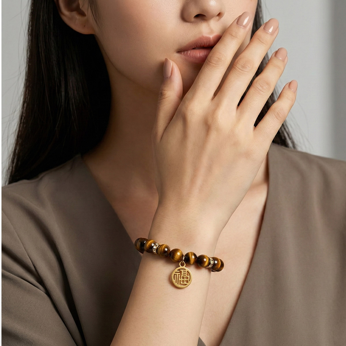 tiger-eye-fu-amulet-bracelet-wear-hand-closeup
