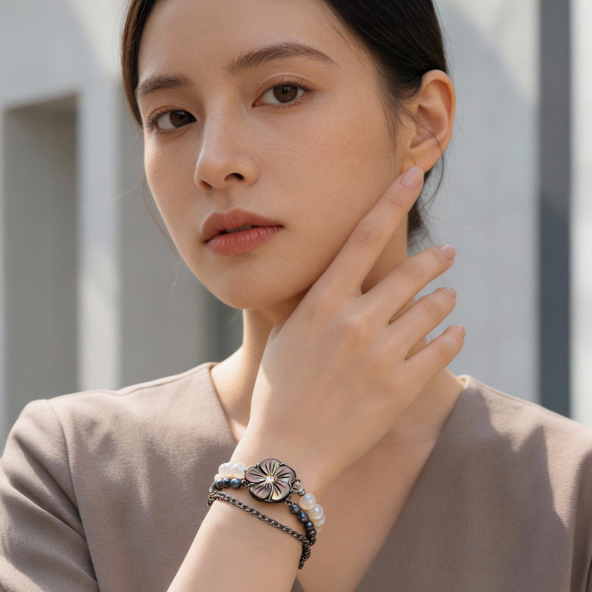 模特兒日常穿搭配戴深海灰珍珠海洋玉髓雙鍊，低調光澤自然貼合手腕