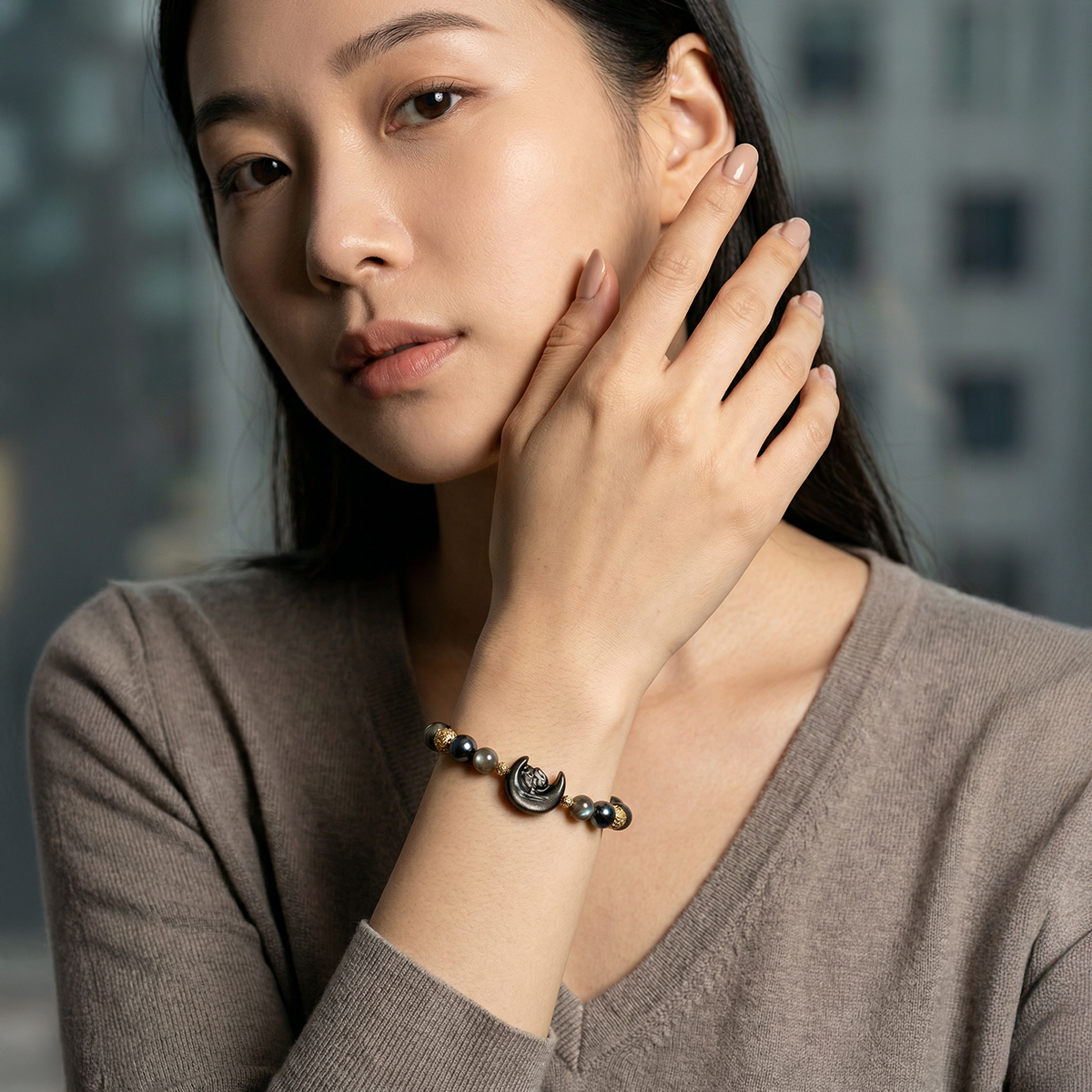 labradorite-smoky-quartz-obsidian-bracelet-model-wear