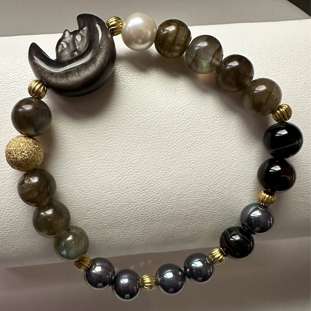 黑曜月兔珍珠拉長石手鍊實拍細節照,拉長石圓珠搭配黑曜月兔墜飾、珍珠與金色隔珠,呈現低調沉穩的質感層次