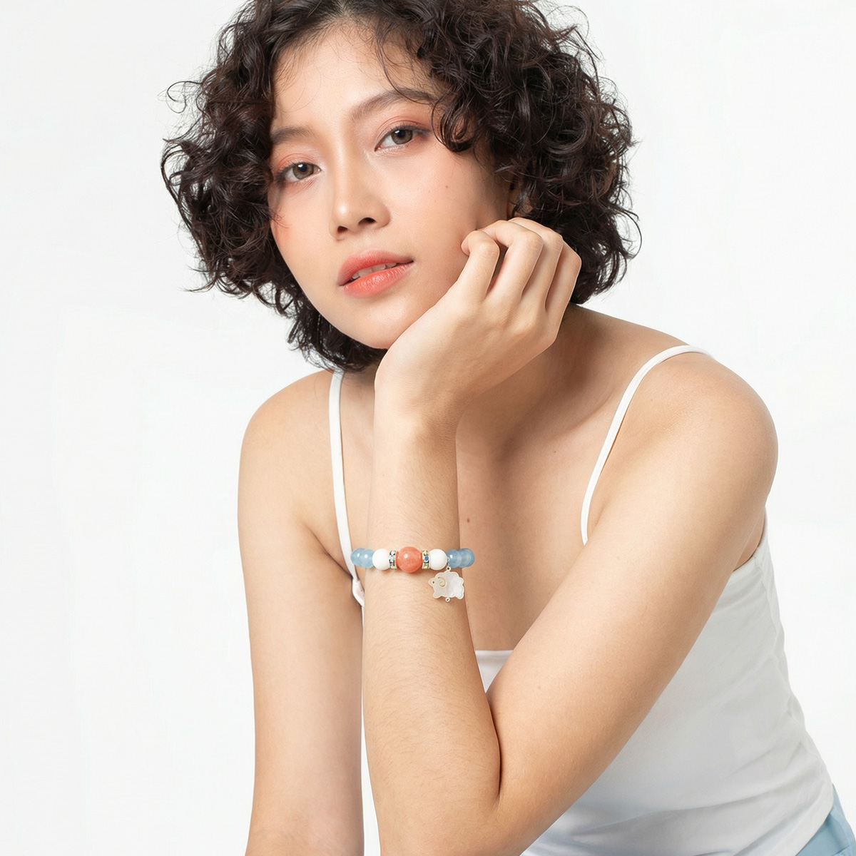 模特兒配戴天然海藍寶月光石手鍊，淡藍色系手鍊搭配日常米色穿搭，呈現溫柔療癒的佩戴情境