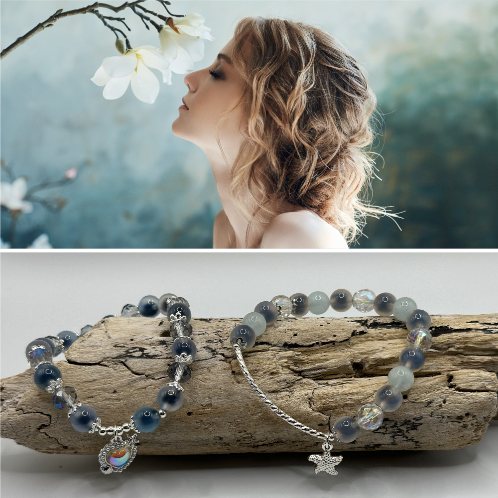 海洋藍糖心瑪瑙水晶手鍊情境照，上方為女性側臉與白色花朵背景，下方為藍色瑪瑙與透明切面水晶手鍊置於原木上展示