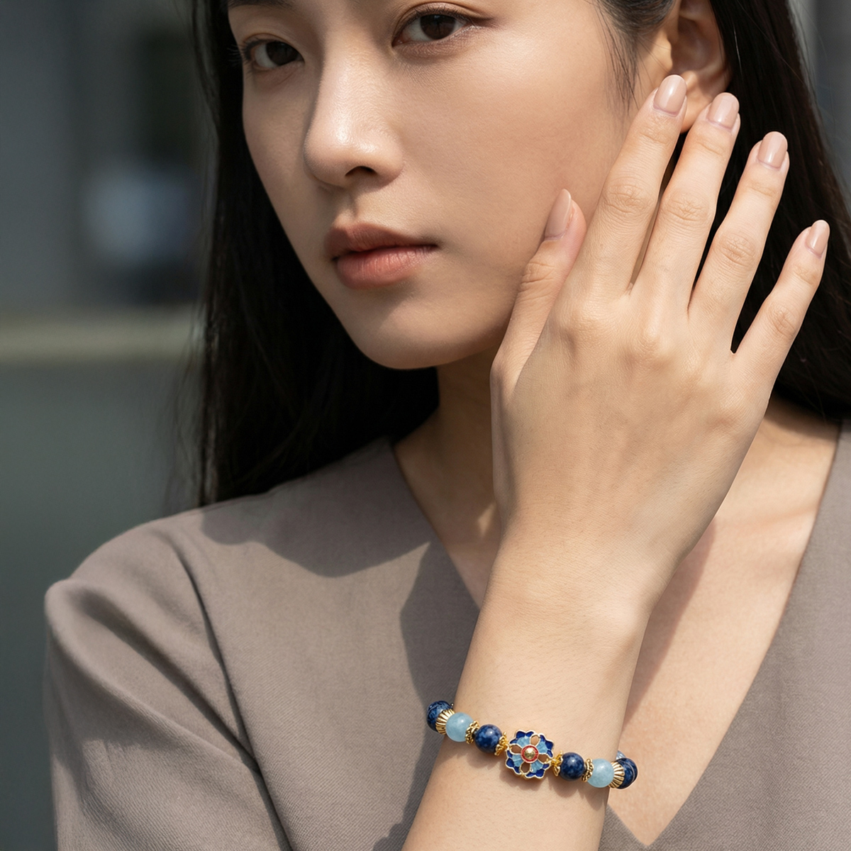 模特兒配戴海藍寶景泰藍青金石手鍊近距離示意,藍色寶石手鍊搭配簡約服裝,呈現低調穩定的日常穿搭氛圍