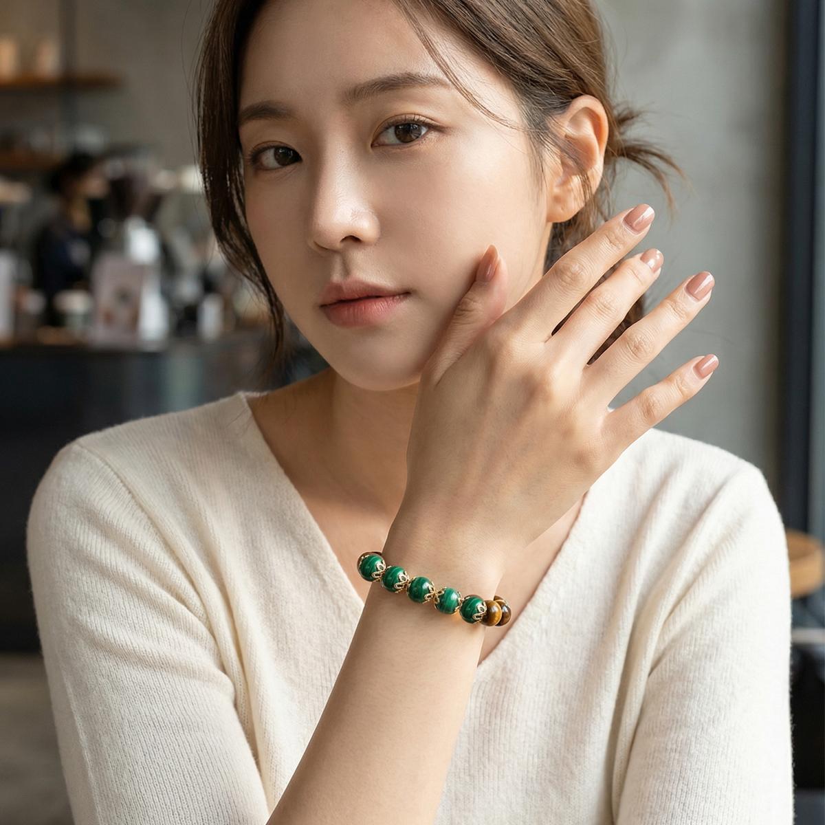 模特兒配戴孔雀石虎眼石手鍊，綠色與棕金色調低調平衡，適合日常與通勤穿搭